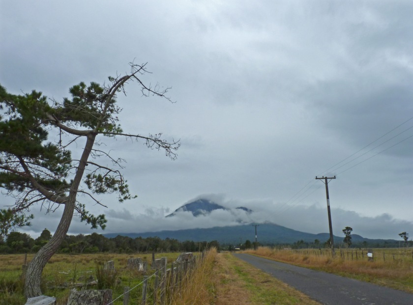 Ein letzter Blick auf den Mt. Taranaki, bevor er von Wolken verdeckt wird