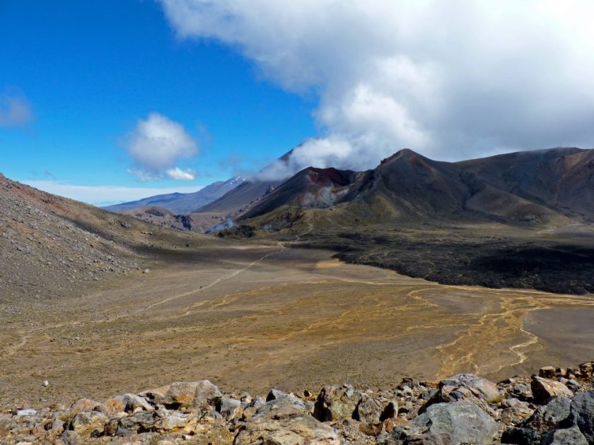 Rückblick auf den Red Crater und den wolkenverhangenen Mt. Ngauruhoe